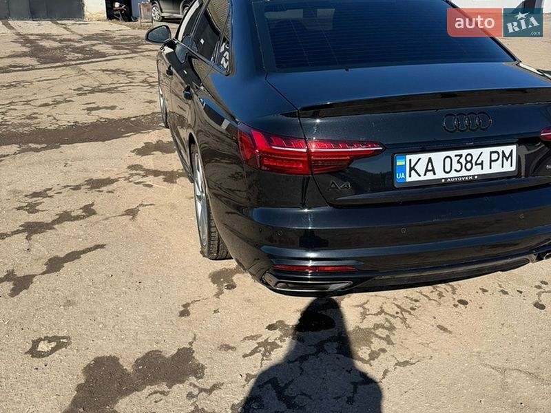 Седан Audi A4 2022 в Виннице