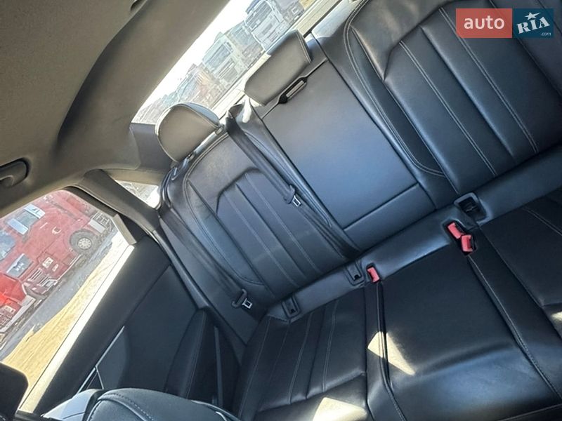 Седан Audi A4 2022 в Виннице