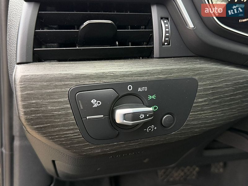 Седан Audi A4 2022 в Стрые