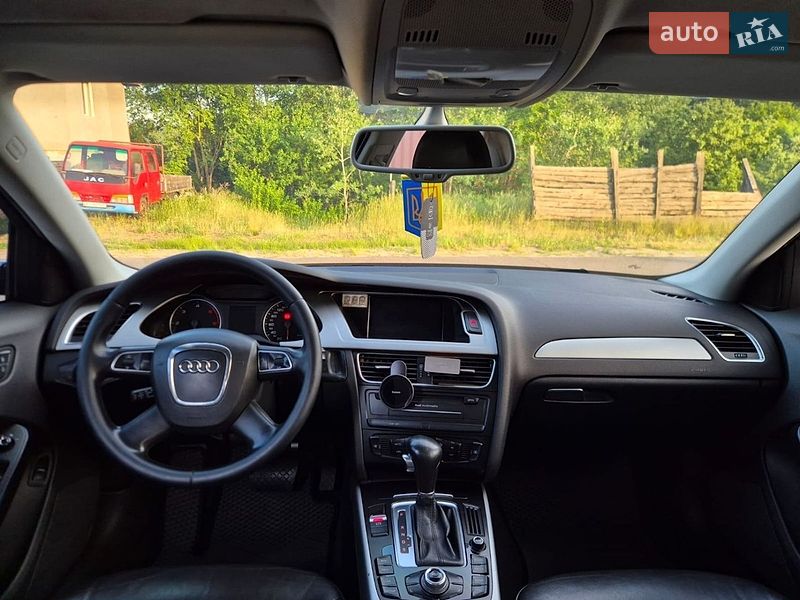 Седан Audi A4 2010 в Десні