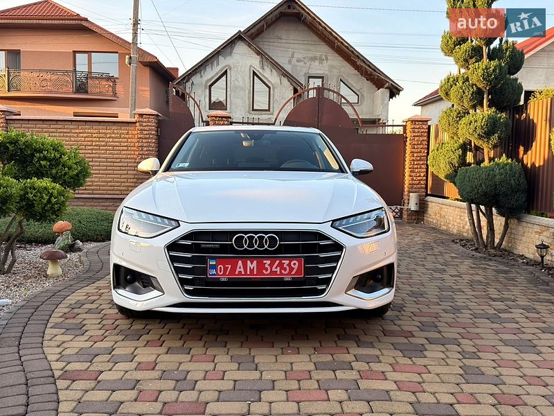 Седан Audi A4 2020 в Мукачево