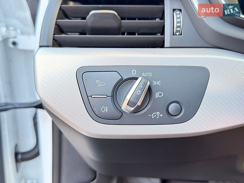 Седан Audi A4 2020 в Мукачево