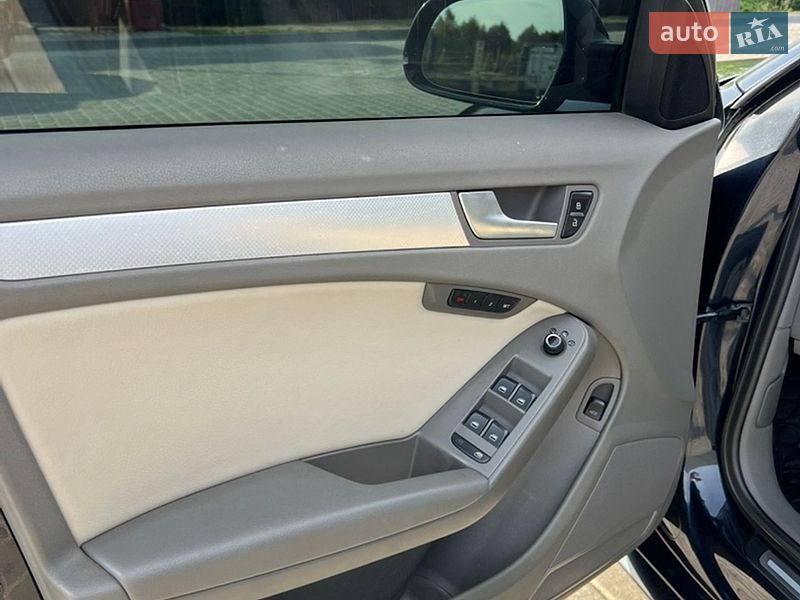 Седан Audi A4 2012 в Львове