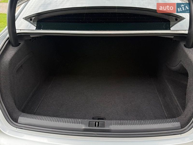 Седан Audi A4 2013 в Львове