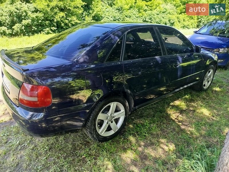 Седан Audi A4 2000 в Краснокутске