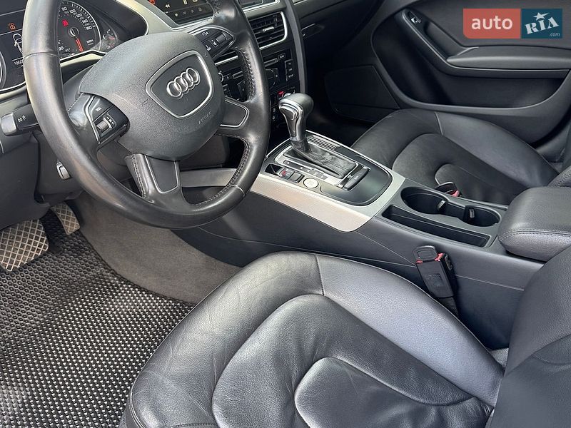 Седан Audi A4 2013 в Карловке