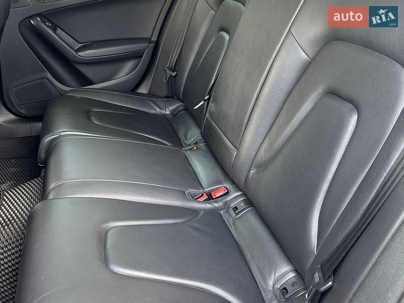 Седан Audi A4 2013 в Карловке