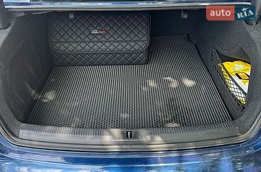 Седан Audi A4 2013 в Карловке