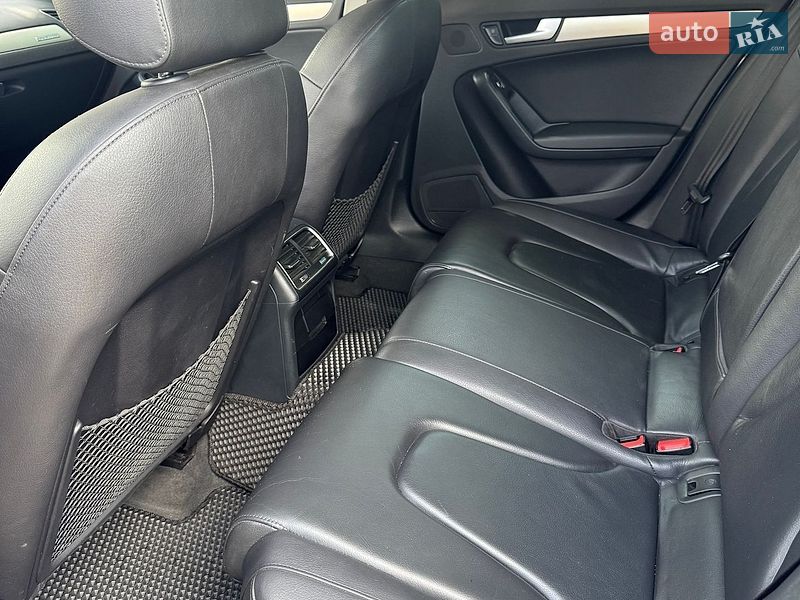 Седан Audi A4 2013 в Карловке