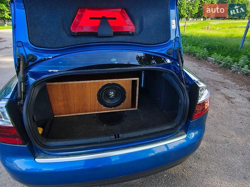 Седан Audi A4 2002 в Ромнах