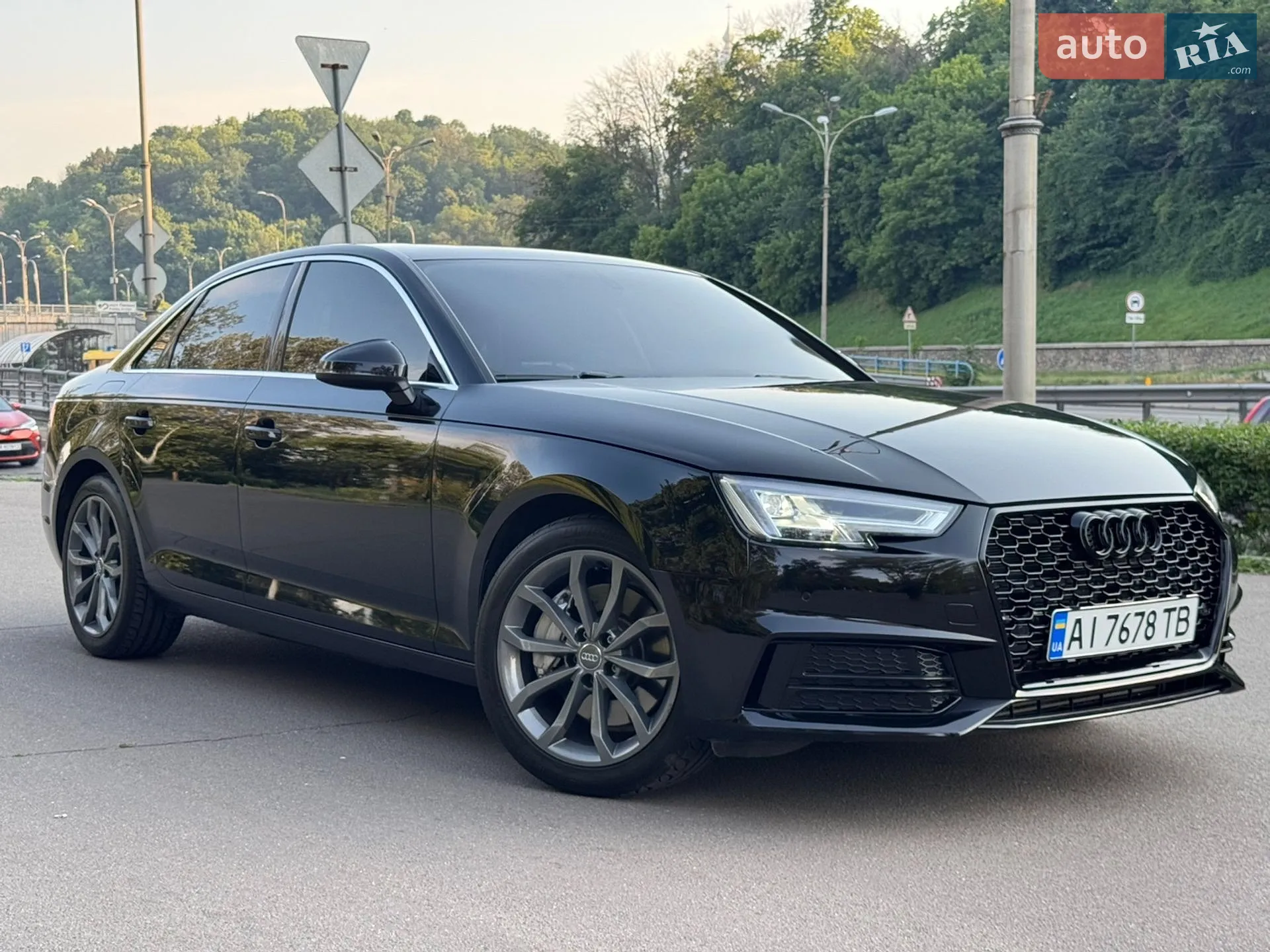 Audi A4 2016 VIN WAUBNAF47HN005962 фото оголошення 4 з 5