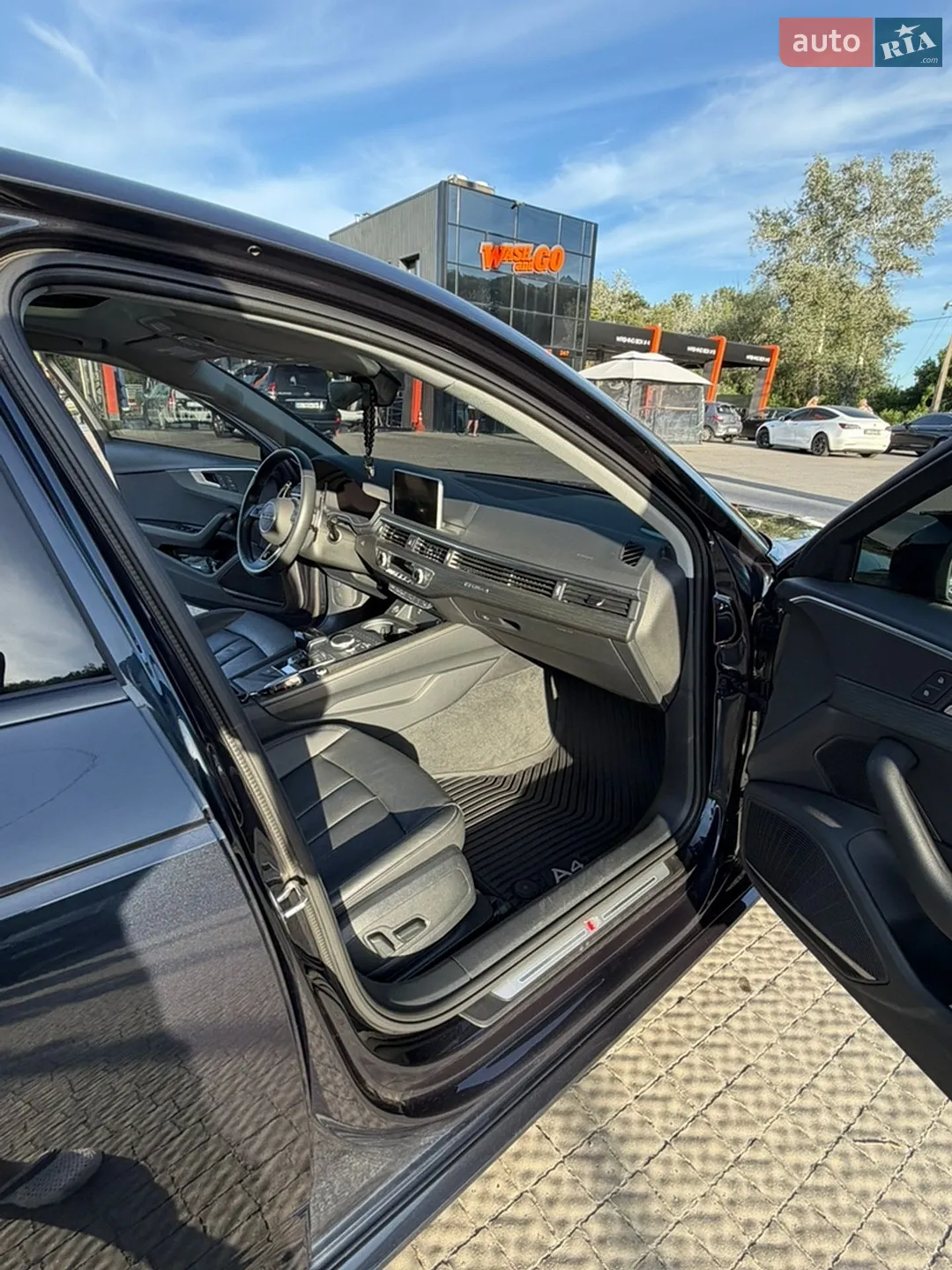 Audi A4 2018 VIN WAUENAF48JN015659 фото оголошення 14 з 24