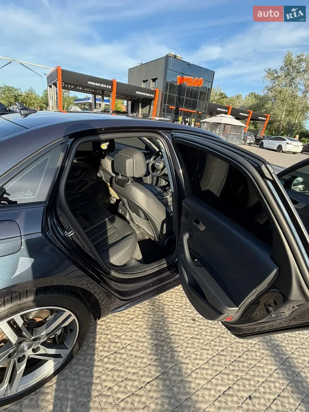 Audi A4 2018 VIN WAUENAF48JN015659 фото оголошення 17 з 24