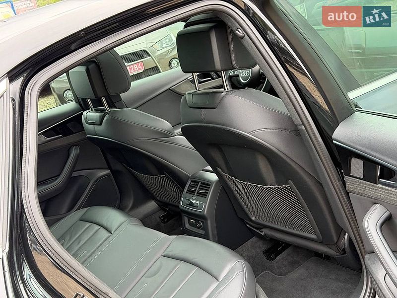 Седан Audi A4 2022 в Стрию