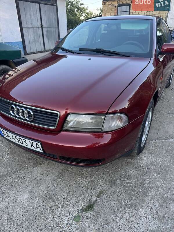 Седан Audi A4 1998 в Недобоевцах