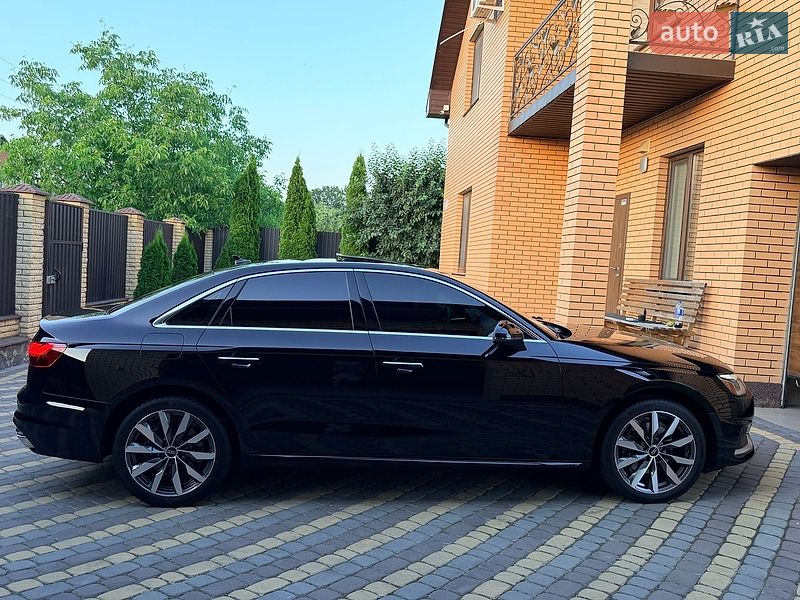Седан Audi A4 2023 в Виннице