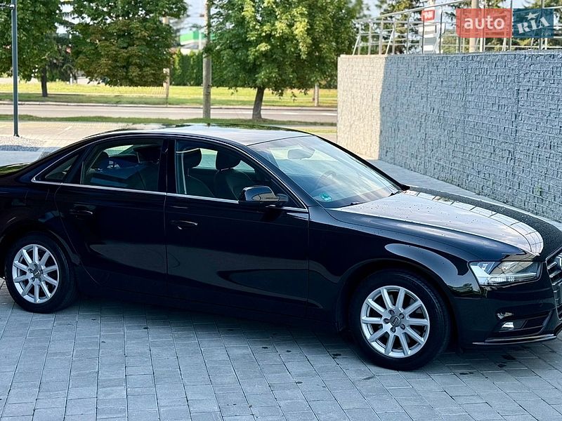 Седан Audi A4 2012 в Луцке