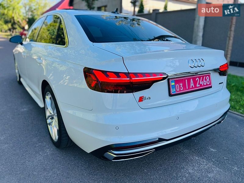 Седан Audi A4 2022 в Мукачевому