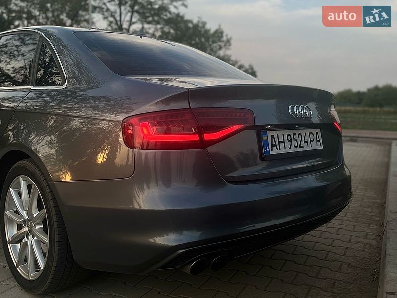 Седан Audi A4 2014 в Дніпрі