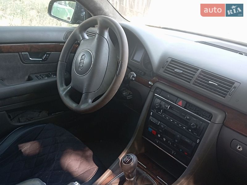 Седан Audi A4 2002 в Южному