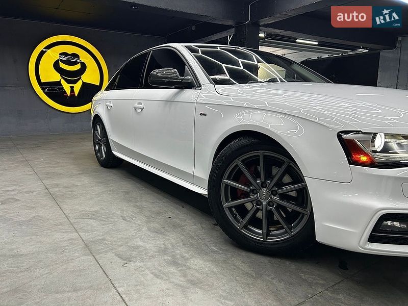 Седан Audi A4 2014 в Чернівцях