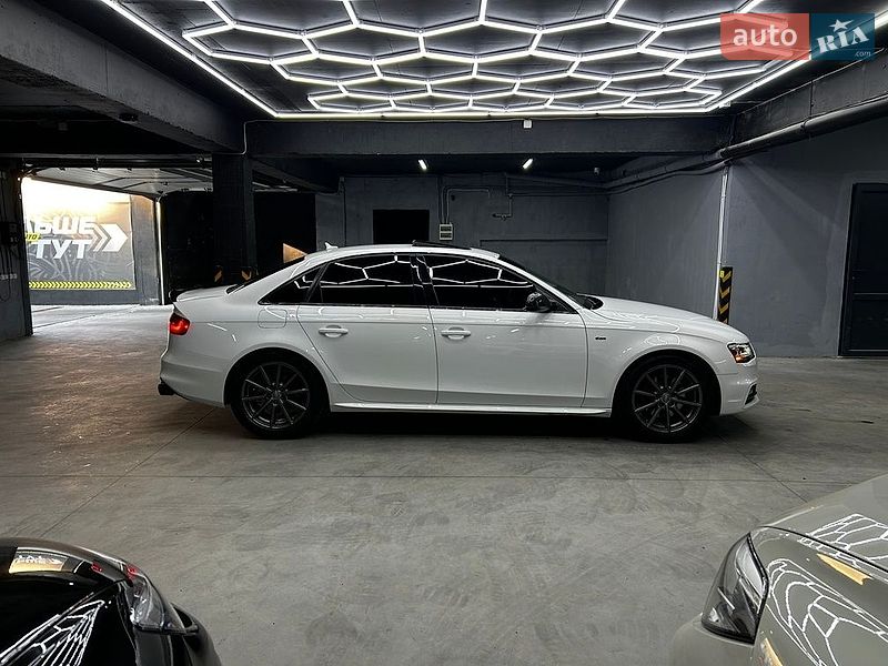 Седан Audi A4 2014 в Чернівцях