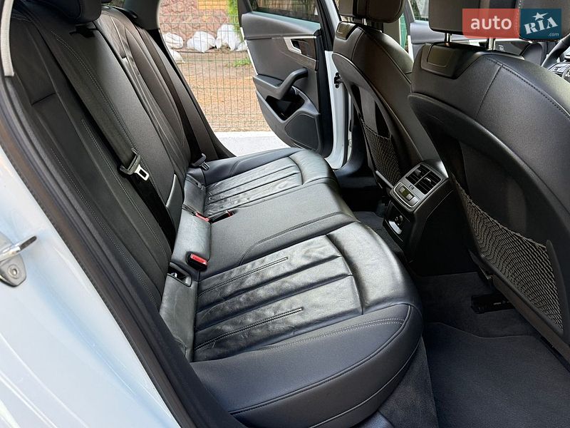 Седан Audi A4 2021 в Рівному