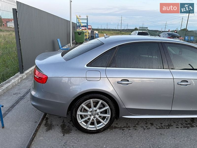 Седан Audi A4 2014 в Львове