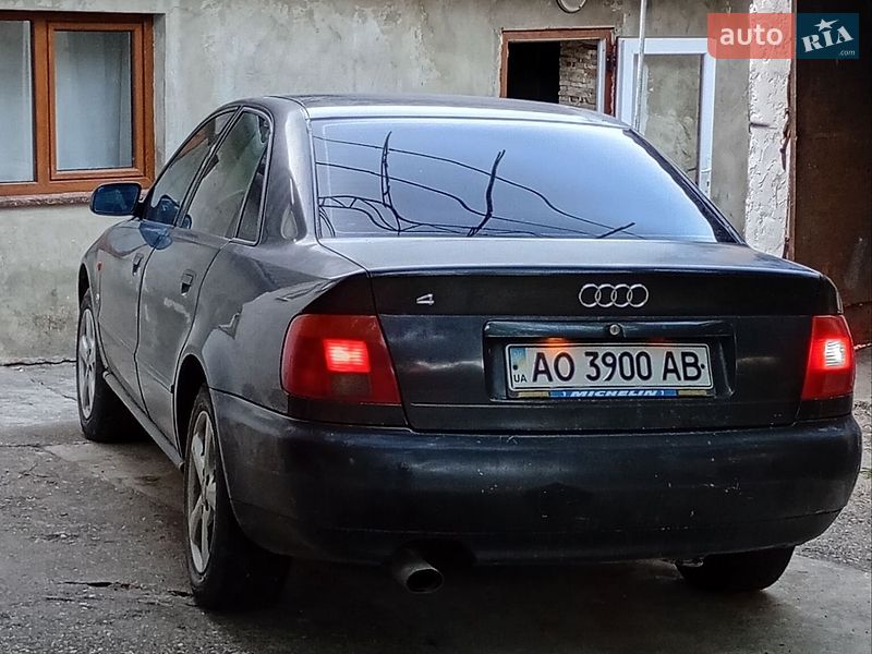 Седан Audi A4 1995 в Хусте