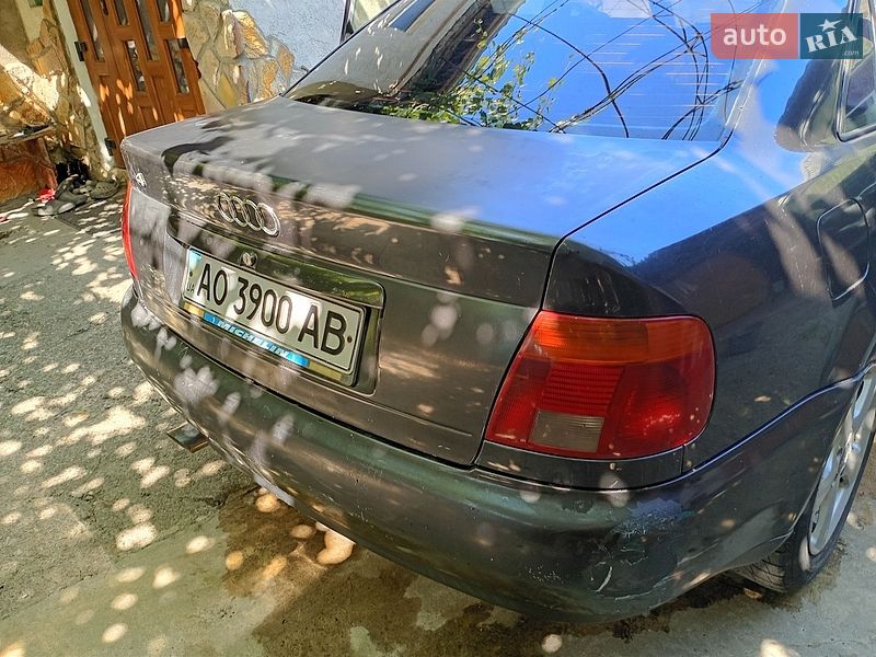 Седан Audi A4 1995 в Хусте