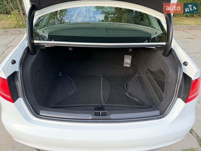 Седан Audi A4 2011 в Стрию
