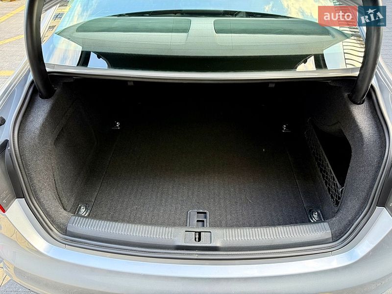 Седан Audi A4 2015 в Львове