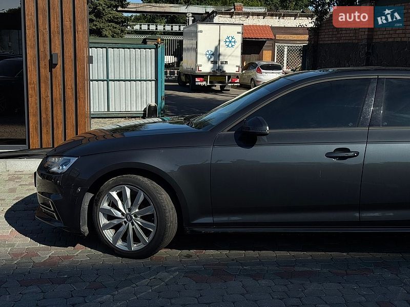 Седан Audi A4 2018 в Львові