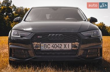 Седан Audi A4 2018 в Золочеві