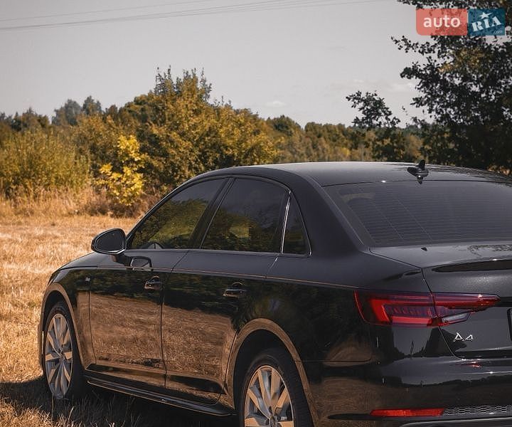 Седан Audi A4 2018 в Золочеві