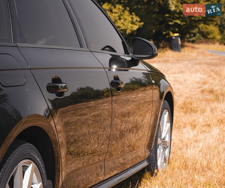 Седан Audi A4 2018 в Золочеві