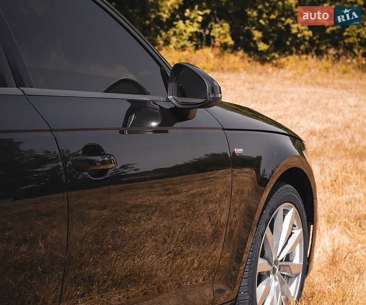 Седан Audi A4 2018 в Золочеві