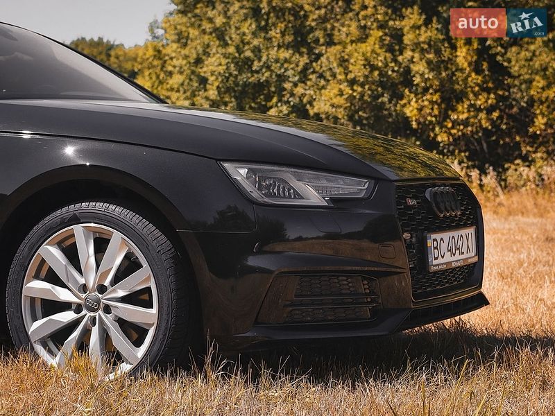 Седан Audi A4 2018 в Золочеві