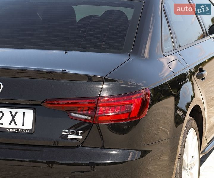 Седан Audi A4 2018 в Золочеві
