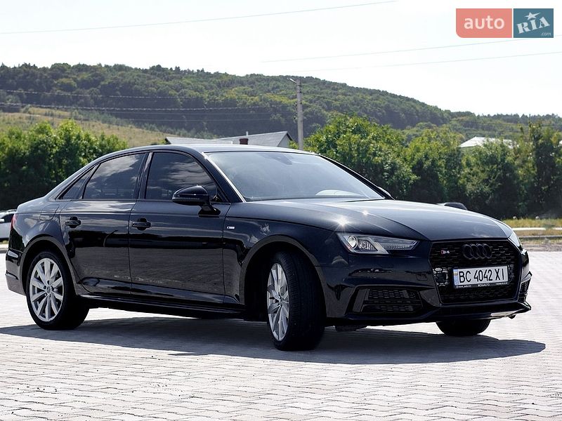 Седан Audi A4 2018 в Золочеві