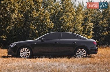 Седан Audi A4 2018 в Золочеві