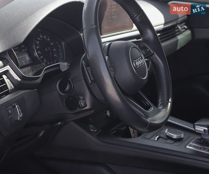 Седан Audi A4 2018 в Золочеві