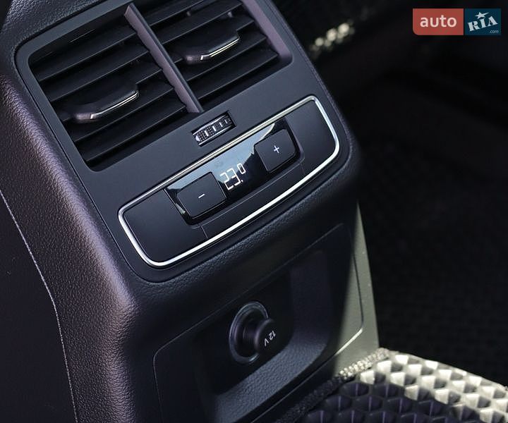 Седан Audi A4 2018 в Золочеві