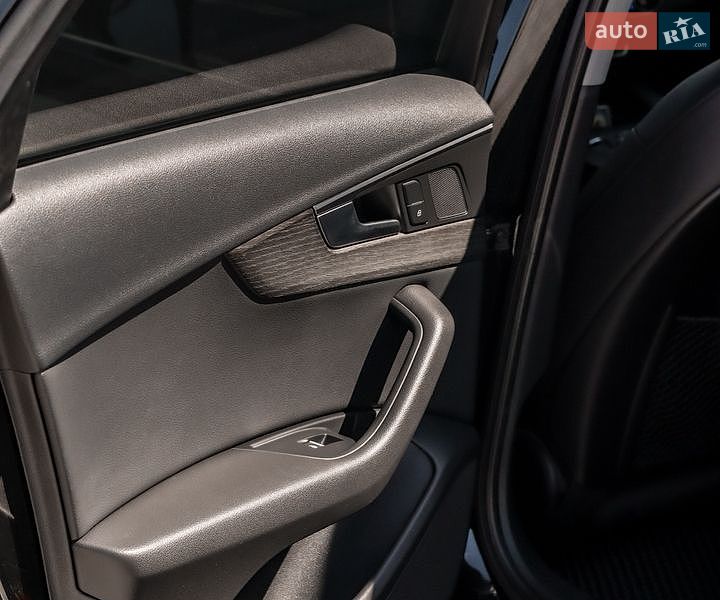 Седан Audi A4 2018 в Золочеві