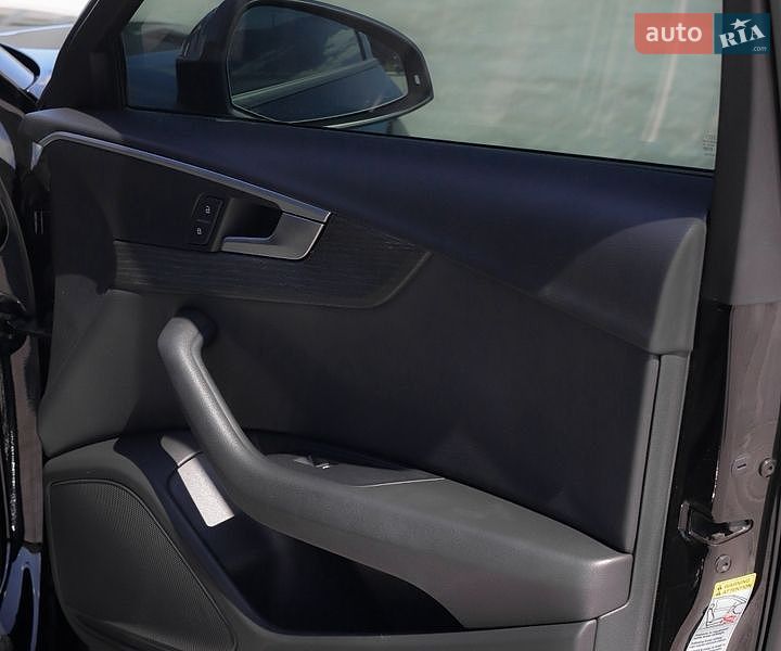 Седан Audi A4 2018 в Золочеві