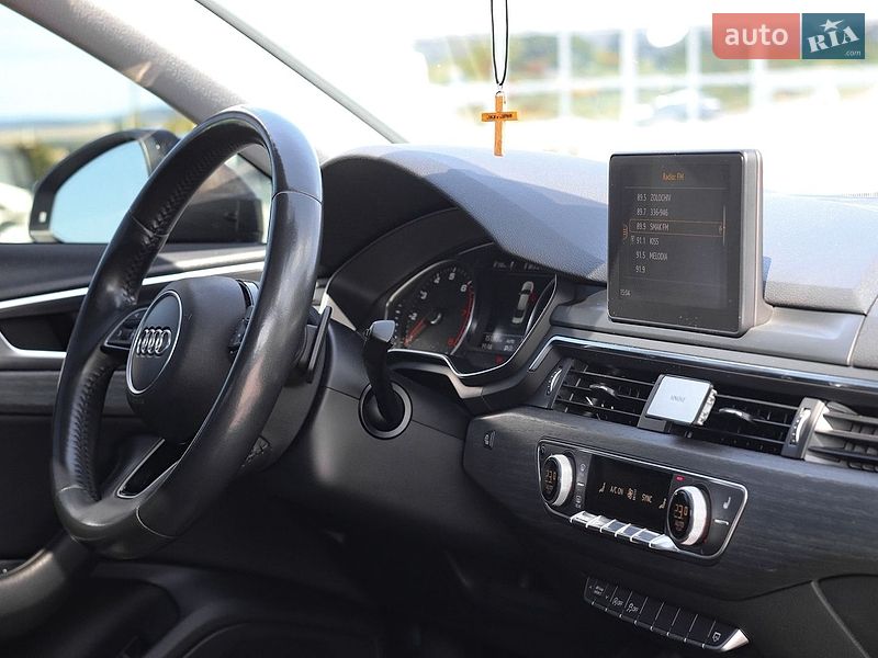 Седан Audi A4 2018 в Золочеві