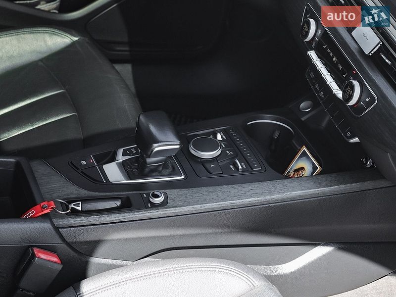 Седан Audi A4 2018 в Золочеві