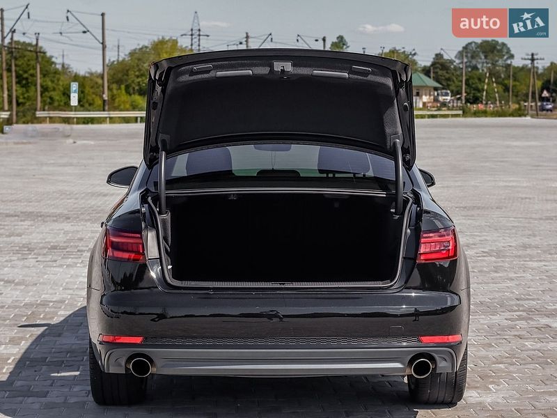 Седан Audi A4 2018 в Золочеві