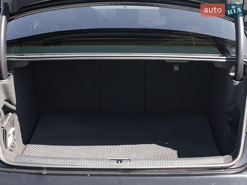 Седан Audi A4 2018 в Золочеві