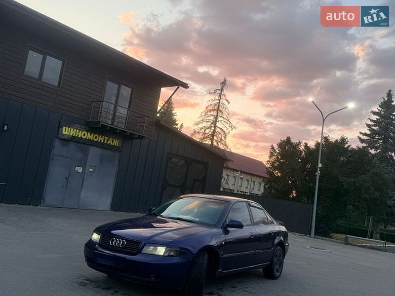 Седан Audi A4 1996 в Надворной